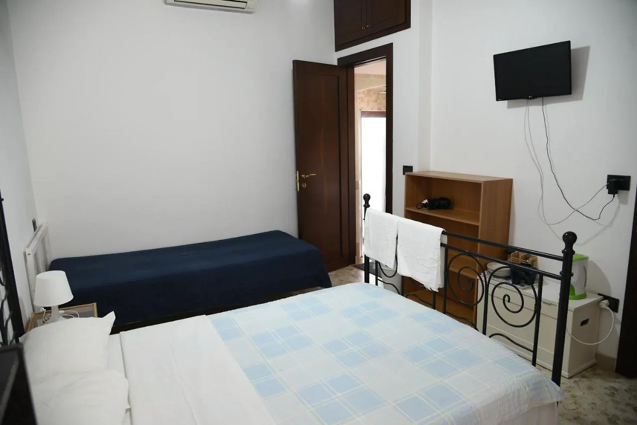 Corte Trecantaia 11 Holiday Hotel Bari 0*,