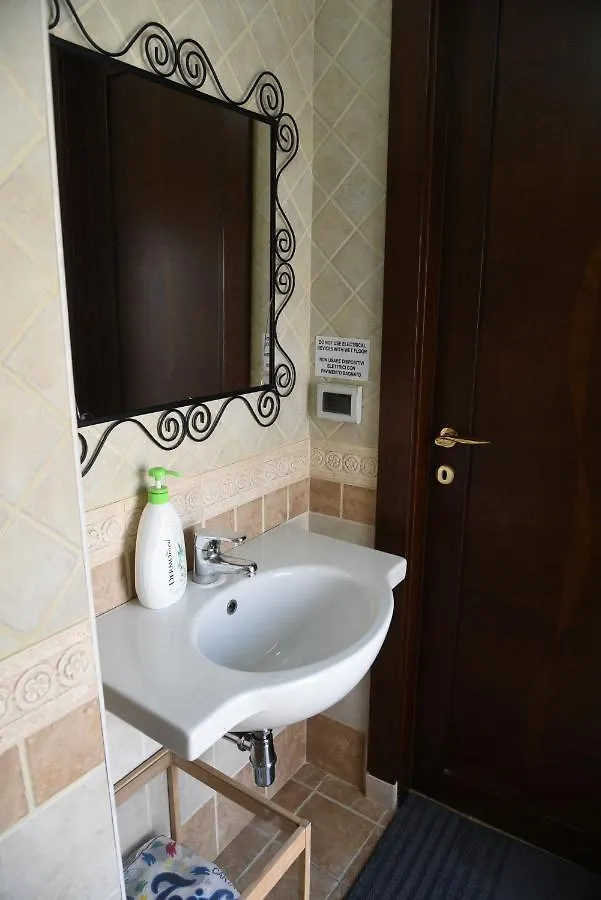 Corte Trecantaia 11 Holiday Hotel Bari 0*,